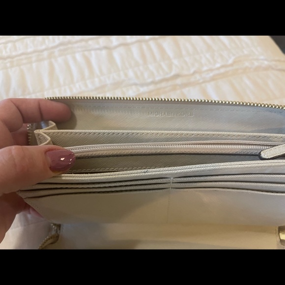 Michael Kors white zipper wallet - Picture 5 of 6
